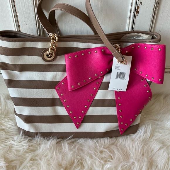Large Betsey Johnson Designer Handbag. - Picture 1 of 5